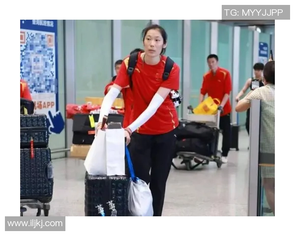 朱婷与足球明星同框合影展现运动魅力引发球迷热议